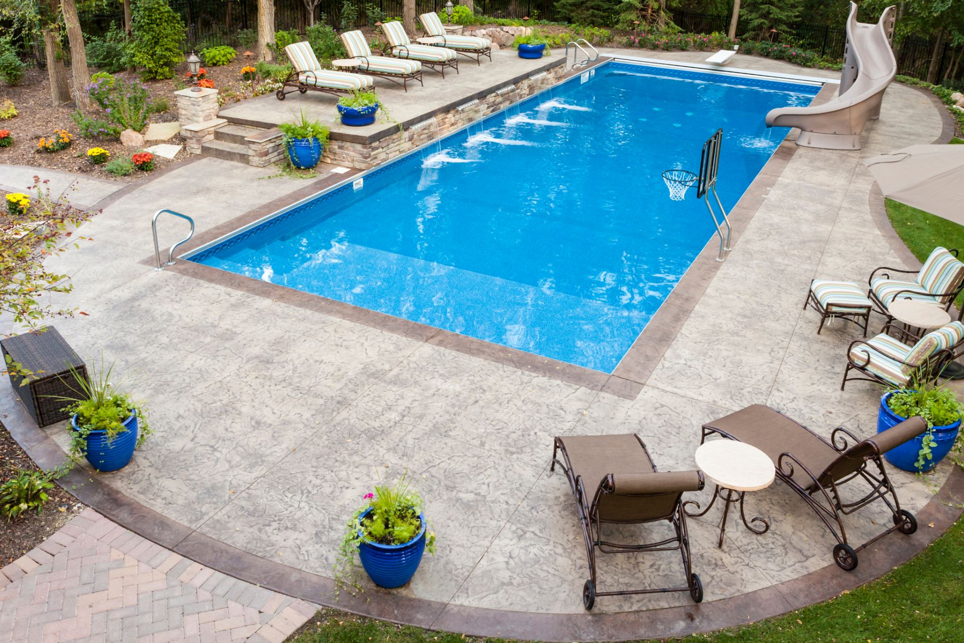 Why You Should Choose a Travertine Pool Deck